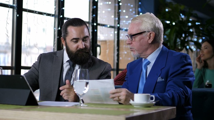 商业伙伴在咖啡馆交谈