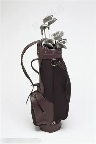 装着高尔夫球杆的包高清图片