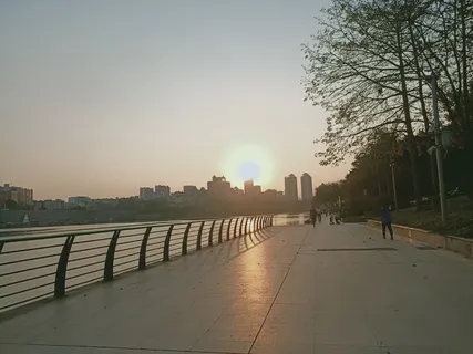 江边夕阳西下