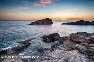 日落时分的海边小岛