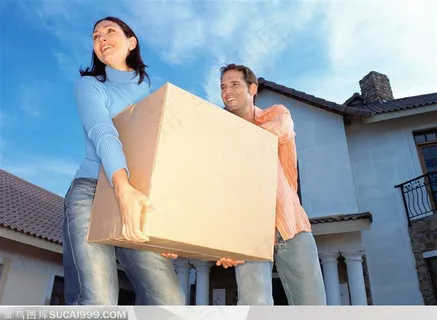 新居乔迁之喜-正在搬家的外国夫妻向后张望