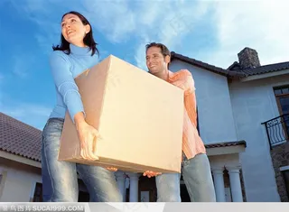 新居乔迁之喜-正在搬家的外国夫妻向后张望