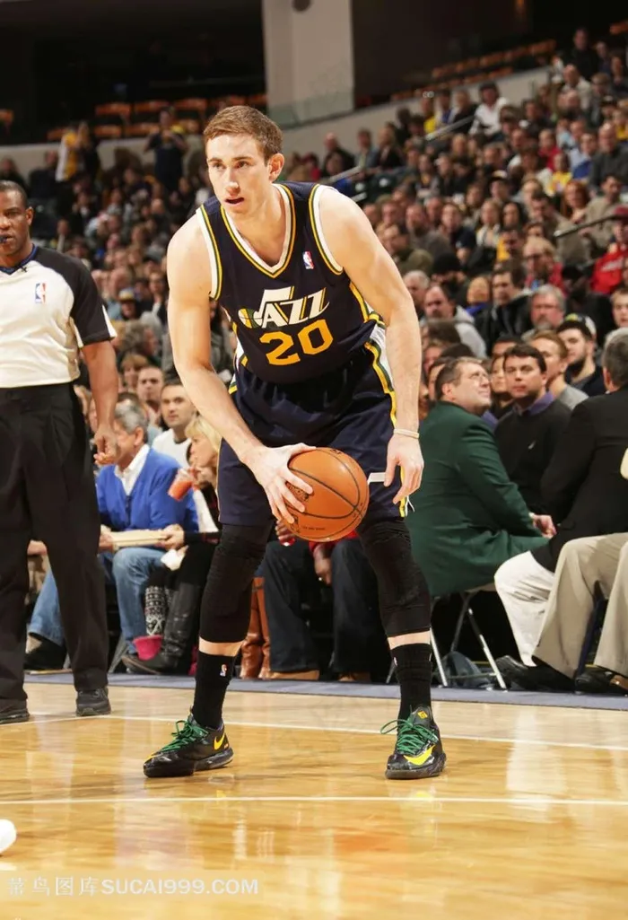 单手拿球的海沃德