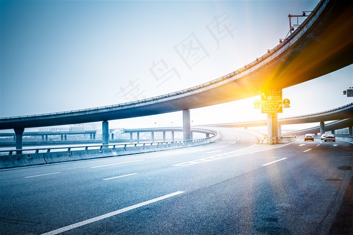 夕阳下的高架桥图片