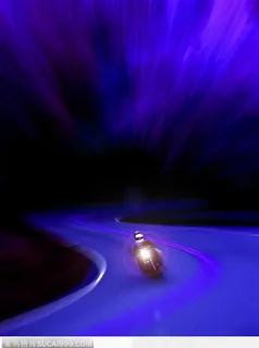 城市道路_弯曲道路上的摩托车