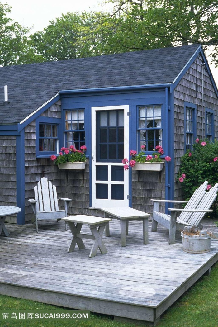 房子前的板凳鲜花