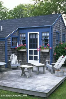 房子前的板凳鲜花