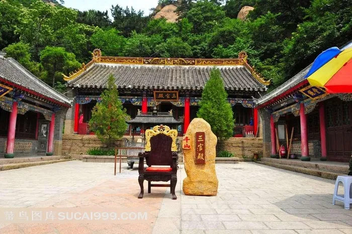 寺庙里的椅子与石碑