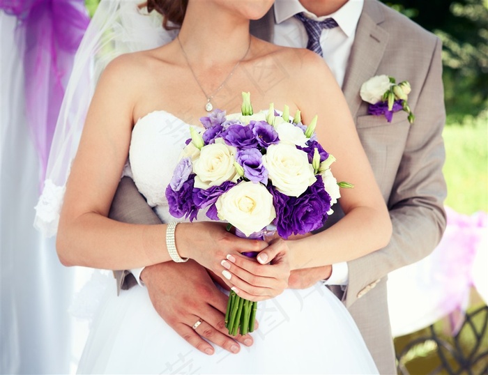 拿着花束的新人夫妻高清摄影