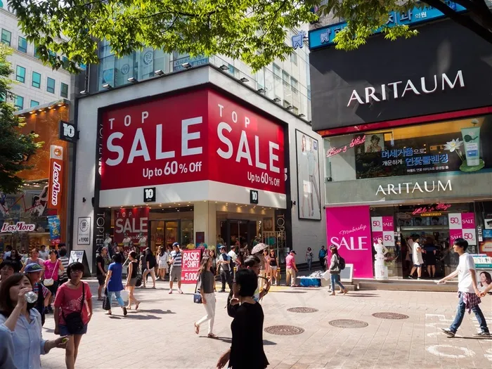 热闹的街头和人群