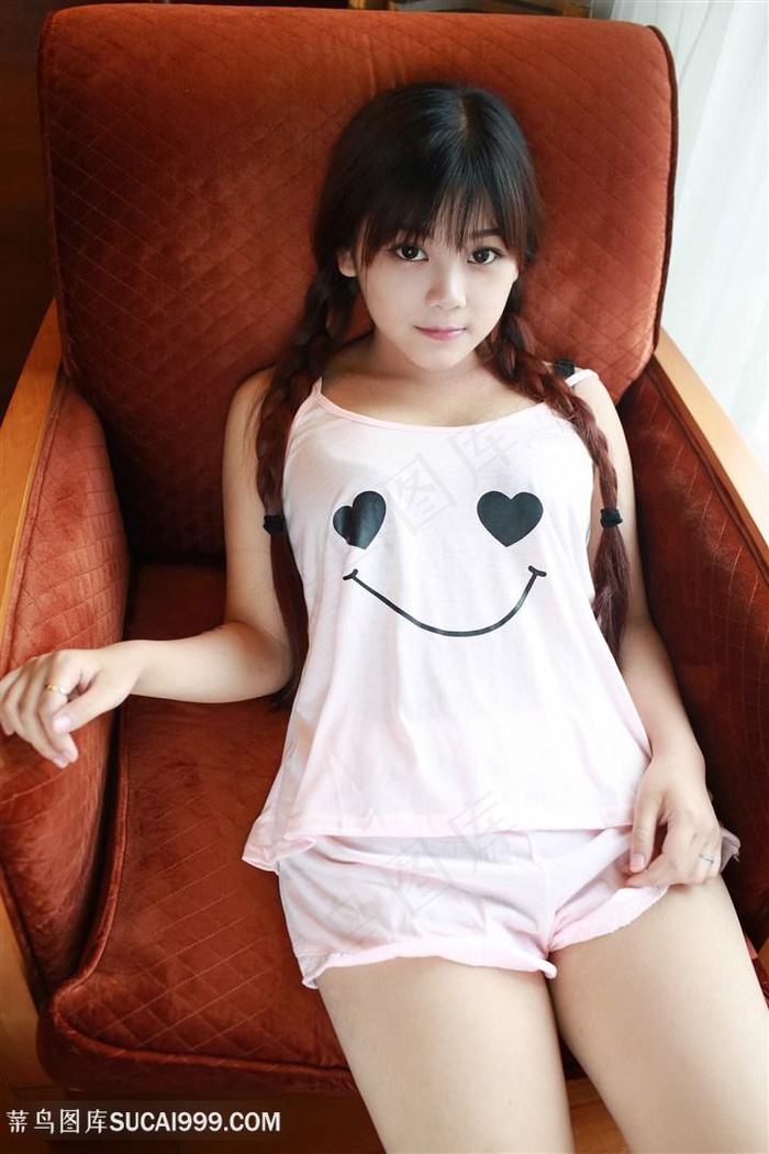 躺在沙发上的性感小美女写真