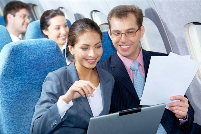 飞机客舱里的商务人士