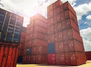 摆满货物的港口高清图片