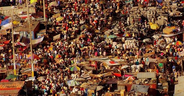 喧嚣的杂货市场