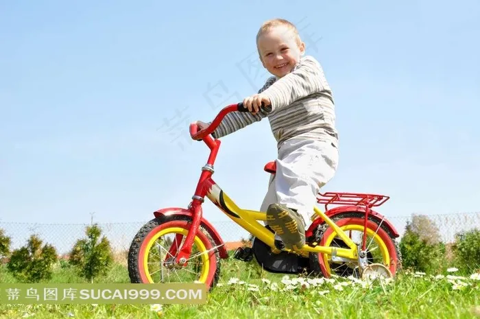 骑儿童自行车的小男孩