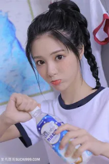 喝饮料的清纯美女特写图片