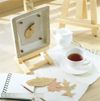 木地板上的笔记本和手工制作用品