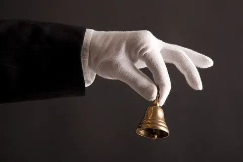 服务员手拿铃铛手势图片