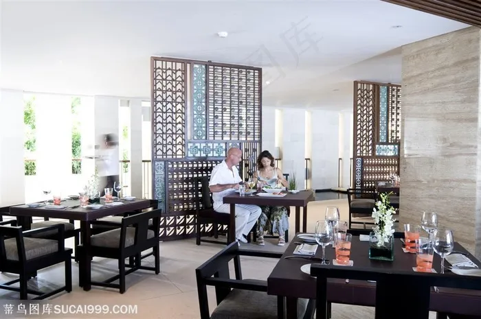 两位正在高档日式餐厅用餐的情侣