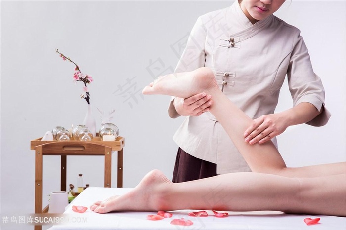 美容养生技师给腿部按摩