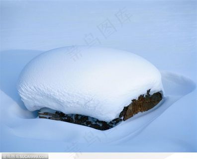 冬日美景-石头上凸起的雪景
