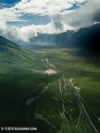 俯视绿色草地风光图片