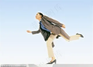 滑稽表情-穿灰色西装做奔跑姿势的外国女人