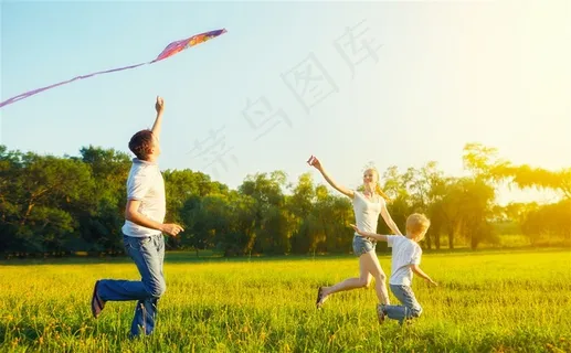 放风筝的一家人