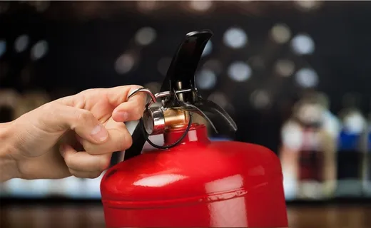 拿着灭火器的人高清图片