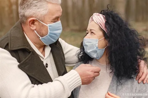 开口罩开心愉悦的老人夫妻图片 开口罩开心愉悦的老人夫妻图片