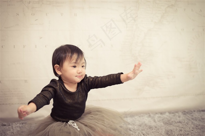 伸开手的可爱幼儿
