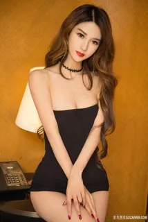 穿着黑色性感内衣的*美女丽娅图片