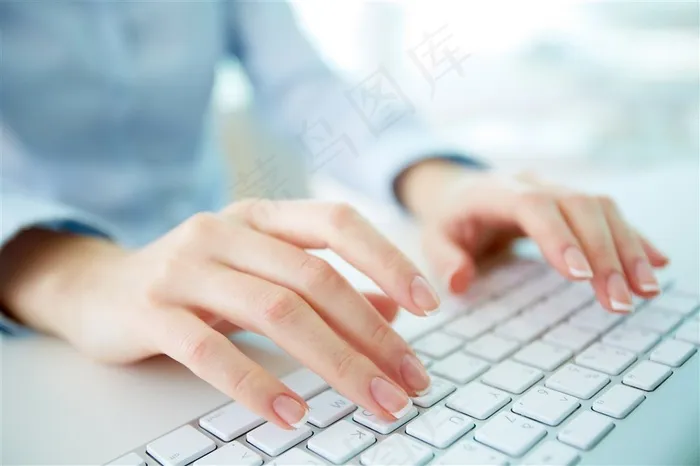 正在键盘上打字工作的手高清图