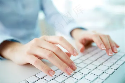 正在键盘上打字工作的手高清图 正在键盘上打字工作的手高清图