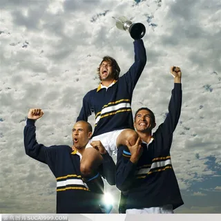 两名球员举起手举奖杯的运动男人