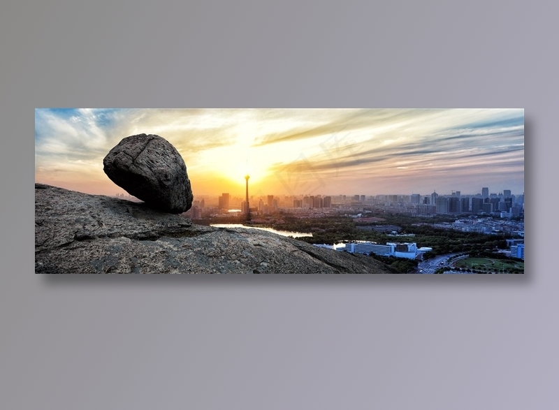 夕阳下的城市建筑和山坡高清图片