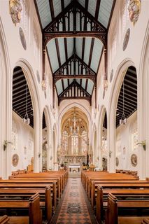 庄严的教堂大厅摄影图