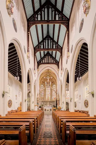 庄严的教堂大厅摄影图