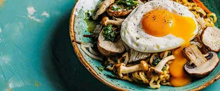 美食方便面鸡蛋意面西餐简餐摄影图