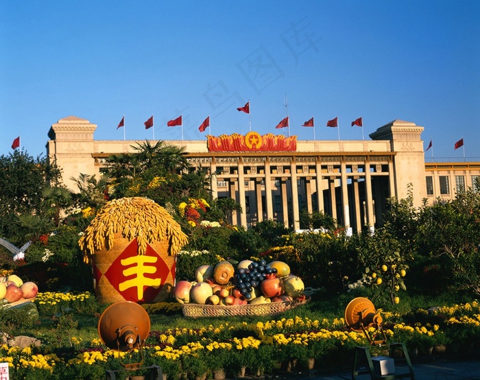 蓝天下礼堂前的园林景观