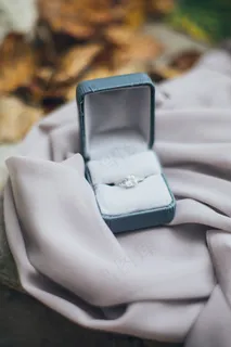 结婚钻石戒指图片