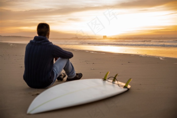 国外男人和冲浪板