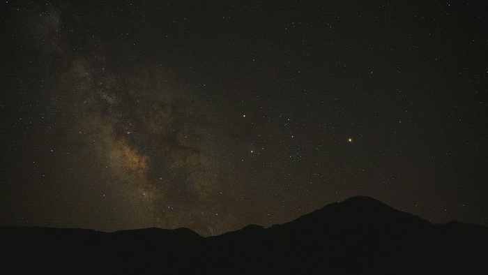 银河移动和山脉剪影