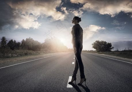 站在高速公路上的职业女性高清图片