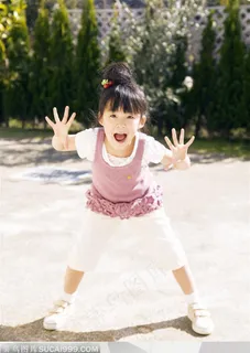 幸福的一家-在公园里玩耍的小女孩