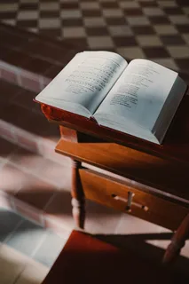 木桌上的英文书图片