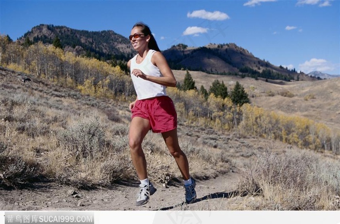 荒山上跑步