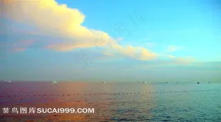 彩色的天空与海