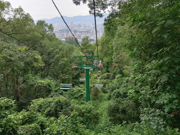 绿色清新风索道高清风景图