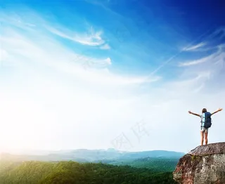 站在山顶上的登山人高清图片